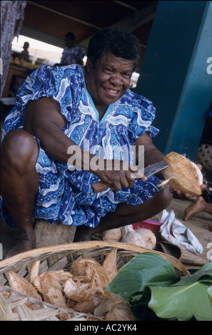 Smiling woman vendre des noix de coco au marché ouvert tous les jours, Port Vila, l'île d'Efate, Vanuatu. Banque D'Images