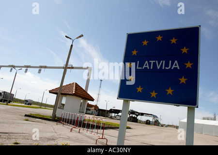 Latvija (Lettonie) est vu sur un panneau routier sur la frontière lettone-estonien Banque D'Images