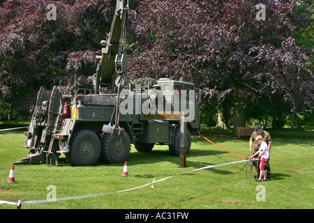 Militaires lourds des camions-grues lors d'une manifestation. Banque D'Images