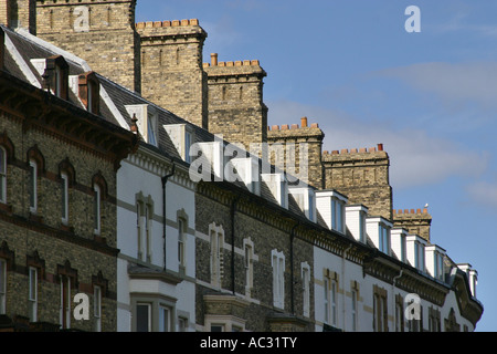 Victorian hôtels, maisons et appartements sur le front de la falaise à Dharamsala. Banque D'Images