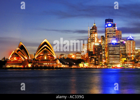 L'horizon de Sydney avec l'Opéra et un paquebot de croisière Queen Mary 2, l'Australie, New South Wales, Sydney Banque D'Images