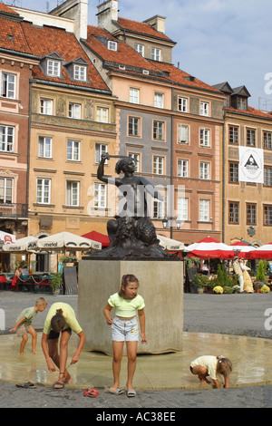 La Syrena Mermaid statue dans la vieille ville, Stare Miasto Varsovie Pologne carrés exprimés en 1855 Banque D'Images