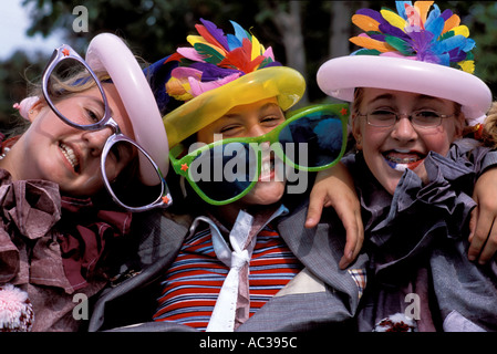 Trois jeunes filles habillés comme des clowns pour le Festival Tintamarre acadien de Caraquet Banque D'Images