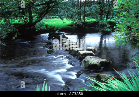 Sur le stepping stones River Gallois Nant Gwryd situé près d'Betyws Y Coed et dans le parc national de Snowdonia Banque D'Images