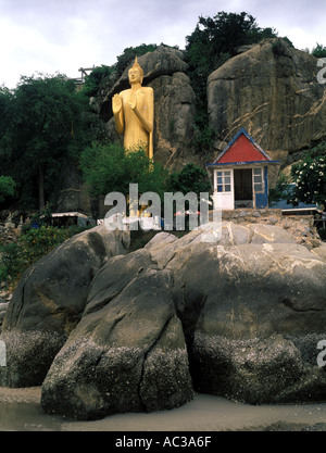 19 mètre de Bouddha Phra Pang Haan Yad situé à Khao Takiab Beach, Hua Hin, Thaïlande Banque D'Images