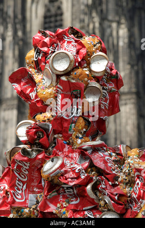 « déchets » devant la cathédrale de Cologne. Œuvres d'art de HA Schult Banque D'Images