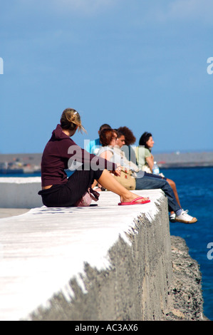 Les touristes vous détendre sur la plage de Las Palmas de Gran Canaria, Gran Canaria, Îles Canaries Banque D'Images