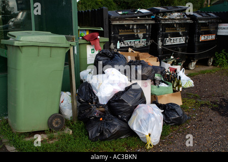 Ordures et recyclage point de collecte des bacs trop remplie Banque D'Images