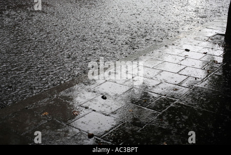 Une Marylebone Road à Londres pendant une tempête de pluie Banque D'Images