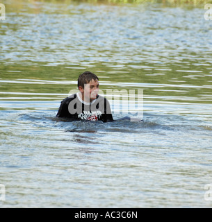 Jeune garçon plongé dans l'eau d'inondation Banque D'Images