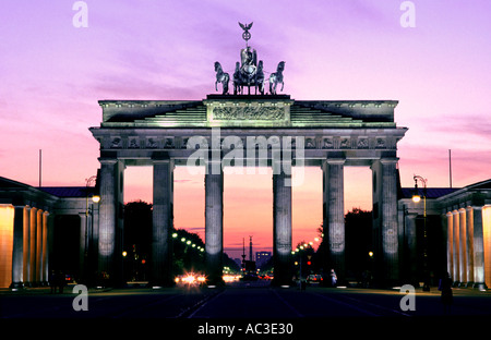 Europe Allemagne Berlin Porte de Brandebourg au coucher du soleil au crépuscule Banque D'Images