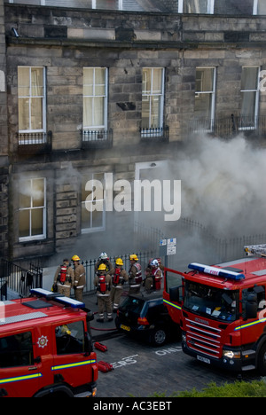 Aider les pompiers un incendie à Édimbourg, en Écosse. Banque D'Images