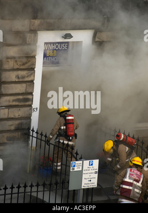 Aider les pompiers un incendie à Édimbourg, en Écosse. Banque D'Images