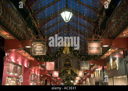 Détail de toit 'County',Arcade clin,'Shop sign',Bell,décorer,décoration, Arc'gold' Banque D'Images