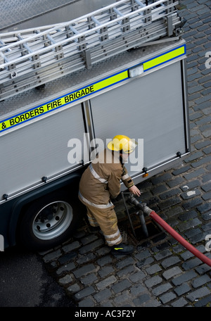 Aider les pompiers un incendie à Édimbourg, en Écosse. Banque D'Images