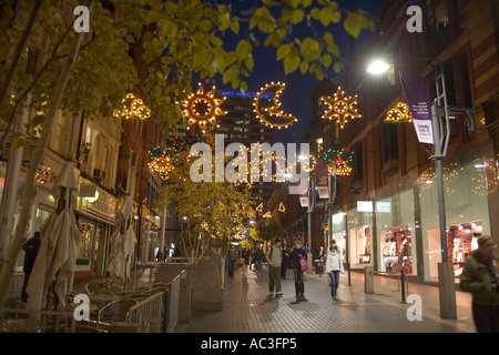 Rue Noël décoration lumière people walking down Street,UK,GO Banque D'Images