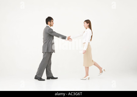 Deux business people shaking hands Banque D'Images