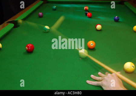 Side Pocket shot with blurred boules sur une table de billard Banque D'Images