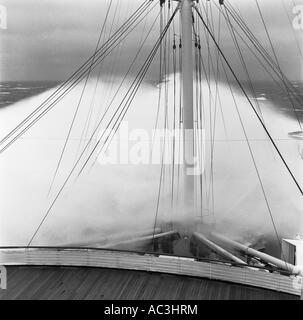 B & W photo de la vague de proue débordant sur des arcs de l'ancienne P & O lines paquebot ss Arcadia traverser l'Atlantique en hiver 1966 Banque D'Images