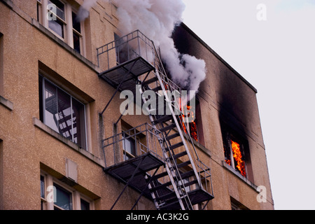 Feu de cheminée et de la fumée en immeuble d'habitation en feu Banque D'Images