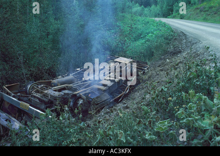 Accident de voiture Accident on Rural Road, Colombie-Britannique, Canada - Annulé Camping situé à l'envers dans le fossé à côté de l'autoroute Banque D'Images