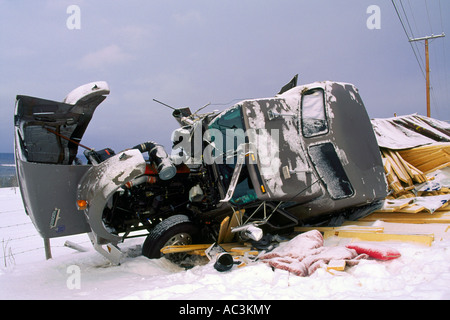 Accident de la route, renversé des semi-remorque camion, chargement de bois renversé dans la neige, British Columbia Canada - Les accidents de la route d'hiver Banque D'Images