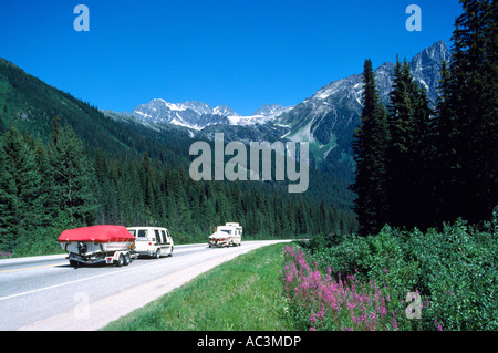 Le col Rogers, le parc national des Glaciers, en Colombie-Britannique, Canada - Véhicules récréatifs sur l'autoroute Trans Canada 1, Canadian Rockies Banque D'Images