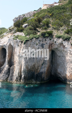 Nageur solitaire au Blue Caves de Zakynthos Banque D'Images