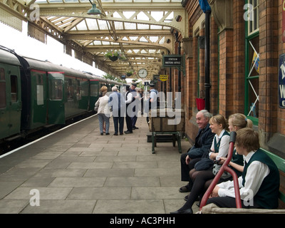 Les gens sur la plate-forme à la gare de Loughborough, Leicestershire, Great Central Railway Banque D'Images