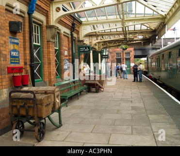 Les gens sur la plate-forme à la gare de Loughborough, Leicestershire, Great Central Railway Banque D'Images