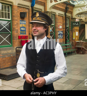 Le chef de gare à la gare de Loughborough, Leicestershire, Great Central Railway Banque D'Images