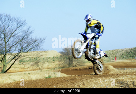 Moto Motocross en faisant un wheelie au Royaume-Uni Banque D'Images