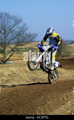 Moto Motocross en faisant un wheelie au Royaume-Uni Banque D'Images