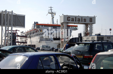 P & O Ferries Pride of Dover charger les voitures et les passagers dans le port de Calais Banque D'Images