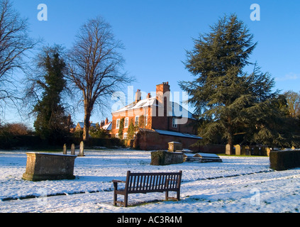 La neige a couvert la masse dans le cimetière de Southwell Minster, hiver dans le Nottinghamshire UK Banque D'Images