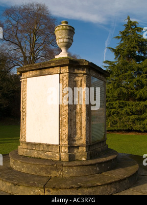 Un monument en hommage à Byron's dog manouvrier à Newstead Abbey, Nottinghamshire UK Banque D'Images