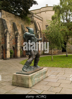 La statue de bronze de Robin des bois pris par derrière au château de Nottingham, Nottinghamshire UK Banque D'Images