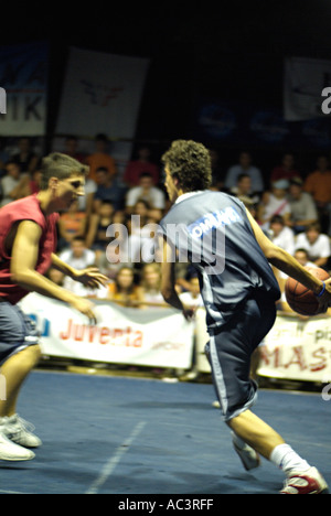 Basket-ball dribble la balle passé l'Opposition Banque D'Images
