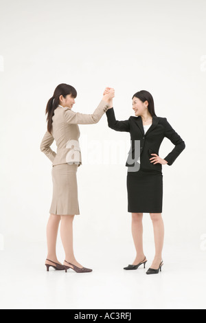 Two businesswomen shaking hands Banque D'Images