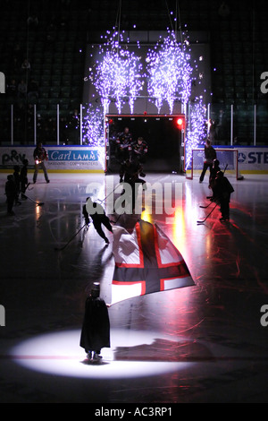 L'équipe à domicile, Nykopings Hockey, pénètre dans la glace avant que le jeu Banque D'Images