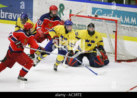 Puck frapper le poste à un match opposant la Suède et la Russie de l'équipe de l'équipe dans un tournoi international de jeunes. Banque D'Images