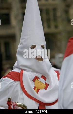 Homme portant une hotte, atteint un sommet pendant le Dimanche des Pâques procession religieuse, Bilbao, Pays Basque, Espagne Banque D'Images