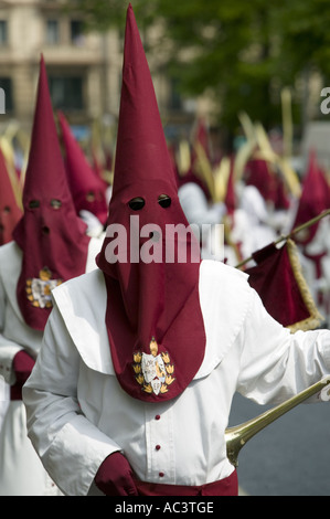 Pentitents portant des cagoules violet pendant la Semaine Sainte procession religieuse Bilbao pays basque espagne Europe Banque D'Images