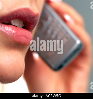 Young woman using mobile phone model publié Banque D'Images