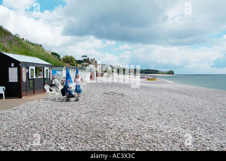 Photographier l'autre famille Promenade Budleigh Salterton côte sud Devon UK GB EU Europe Banque D'Images