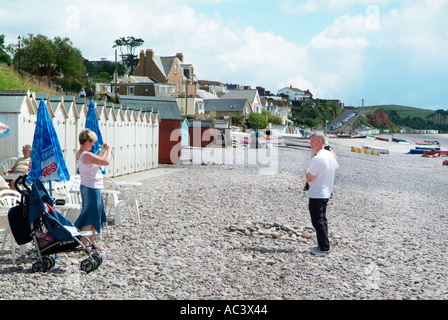 Photographier l'autre famille Promenade Budleigh Salterton côte sud Devon UK GB EU Europe Banque D'Images