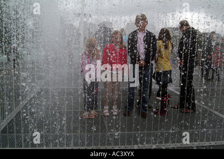 La fontaine d'eau intitulé Chambres apparaissant par Jeppe Hein Festival sur terrasse Southbank London England Banque D'Images