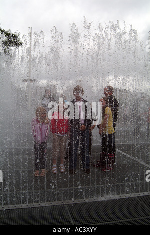 La fontaine d'eau intitulé Chambres apparaissant par Jeppe Hein Festival sur terrasse Southbank London England Banque D'Images