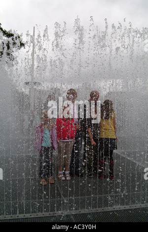 La fontaine d'eau intitulé Chambres apparaissant par Jeppe Hein Festival sur terrasse Southbank London England Banque D'Images