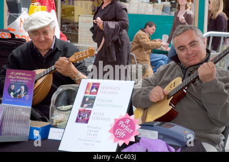 Messieurs italien jouant des mandolines Banque D'Images